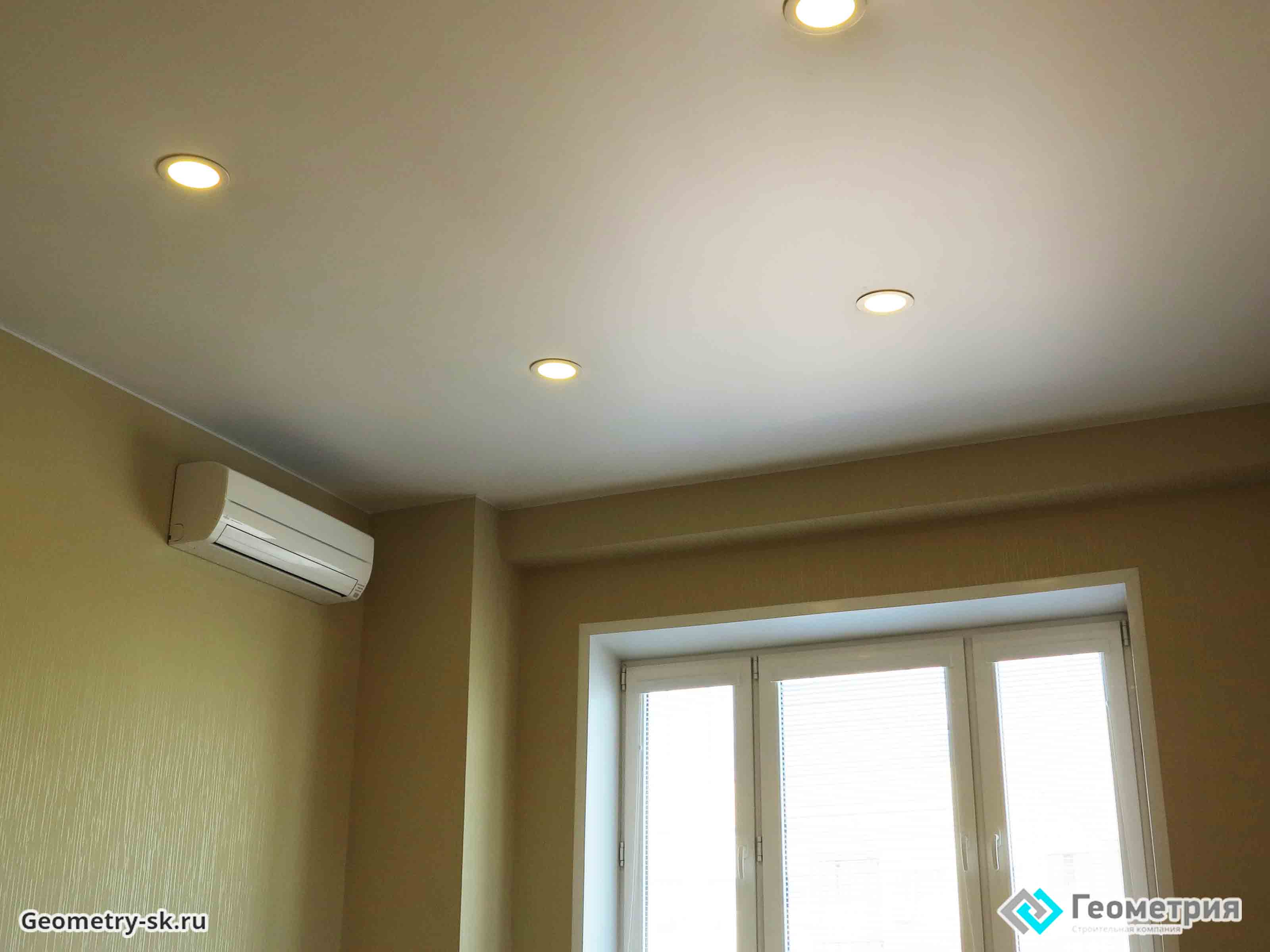 Установка точечных светильников в натяжной потолок не отнимет много средств и придаст привлекательный вид