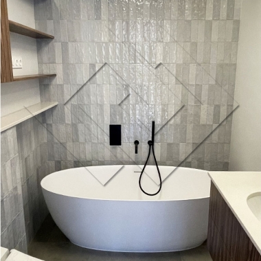 Отдельно стоящая ванная в санузле, минимализм