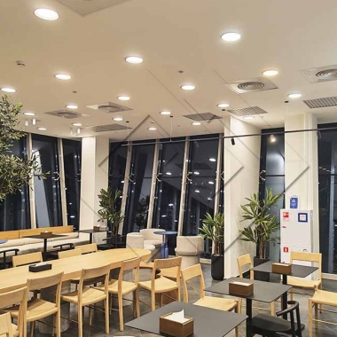 Зал кофейни с современной мебелью