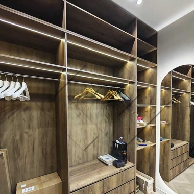 Изолированная современная гардеробная комната